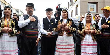 Aleviler müfredattan memnun