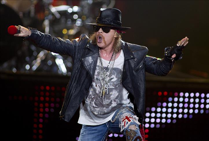 Axl Rose'u Paris'te soydular