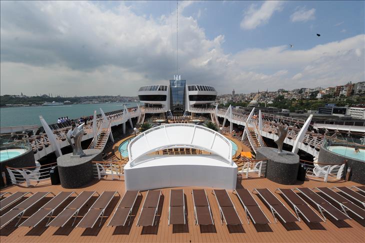 Yüzer kent mehteranla karşılandı