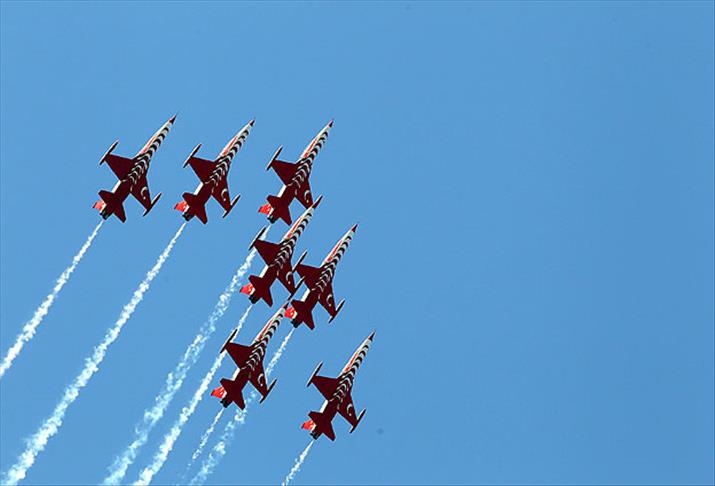 Türk Yıldızları'ndan hava gösterisi