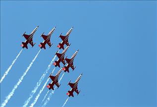 Türk Yıldızları'ndan hava gösterisi