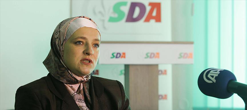 Avrupa'nın ilk başörtülü belediye başkanı 