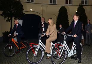 Принц и принцесса на велосипедах