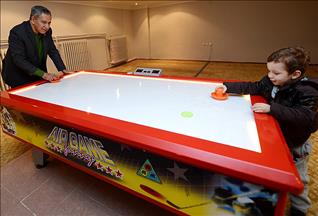 Torunuyla oyun oynadı