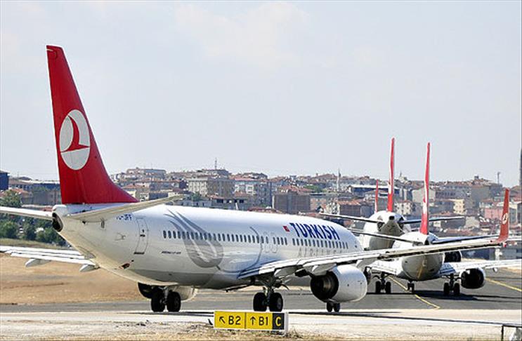 Uçakla bakım aracı arasına sıkıştı