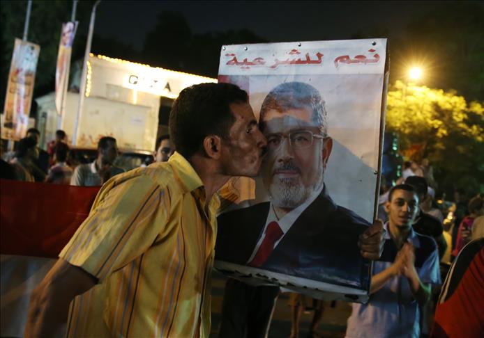 Morsi T-shirts delight Rabaa protesters in Eid