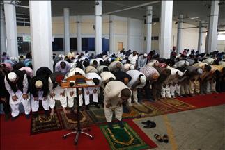 Greek Muslims pray Salat al Eid without mosque