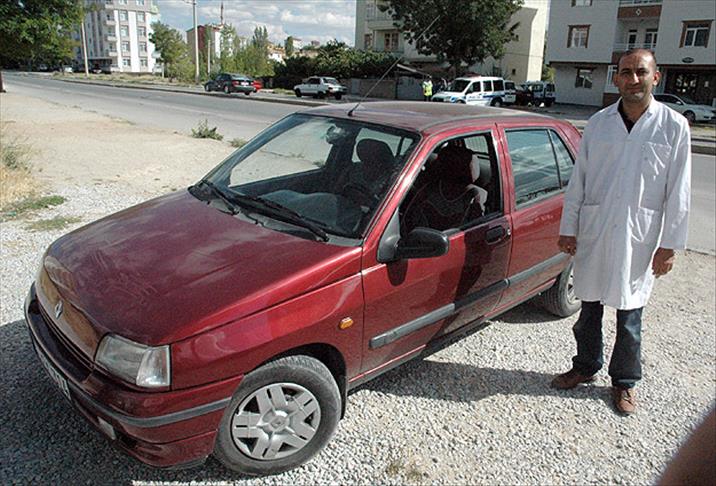 Dalgın şoför otomobilleri karıştırınca