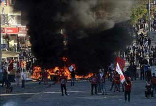 Протест против соседства мечети и джемеви