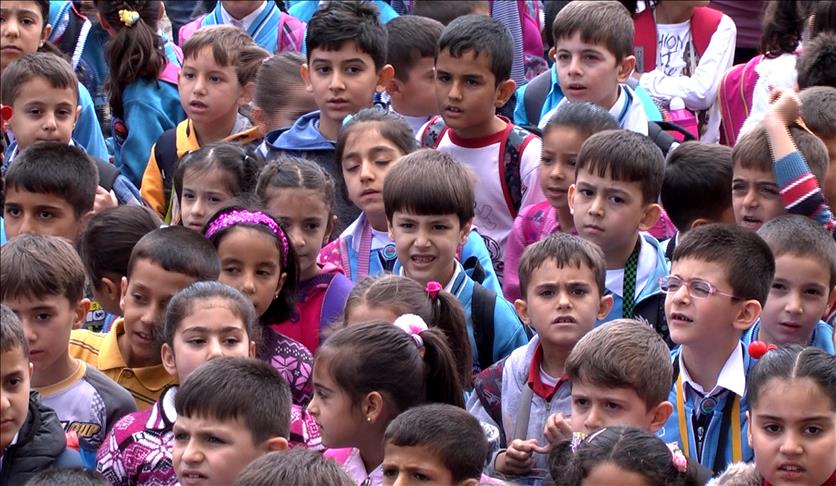 Okul kıyafetinde karar velinin