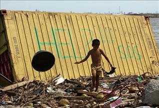 На Филиппинах погибли по меньшей мере 942 человека