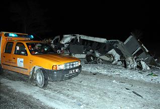 Öğretmenleri taşıyan servis tırla çarpıştı: 6 ölü 4 yaralı