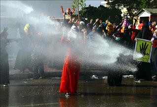 Darbe karşıtı öğrencilere polis müdahalesi