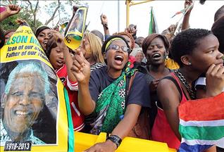 حشود المواطنين مازالت تتوافد لإلقاء نظرة الوداع على جثمان مانديلا