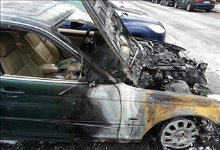 Türk diplomatların araçları kundaklandı