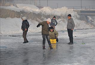 Çemê qerisî bû cihê lîstika zarokan