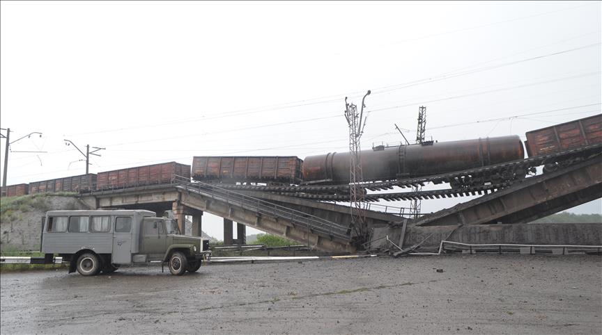 Ukrayna'da ayrılıkçılar demiryolu köprüsünü patlattı