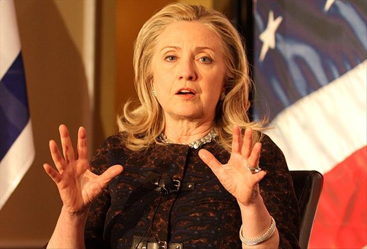 Клинтон извинилась перед Меркель