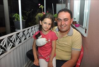 Habere gitti, çocuğu yangından kurtardı