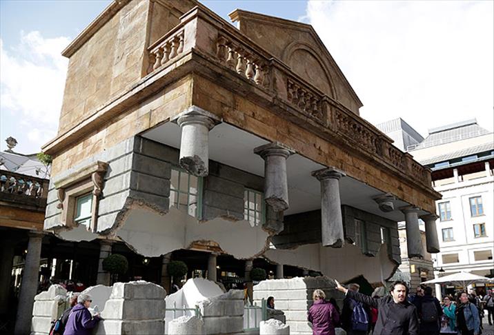 Londra'da "havada duran bina"