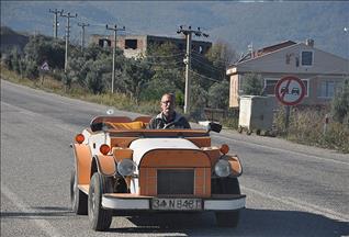 Ahşap aracıyla 27 yıldır işe gidiyor