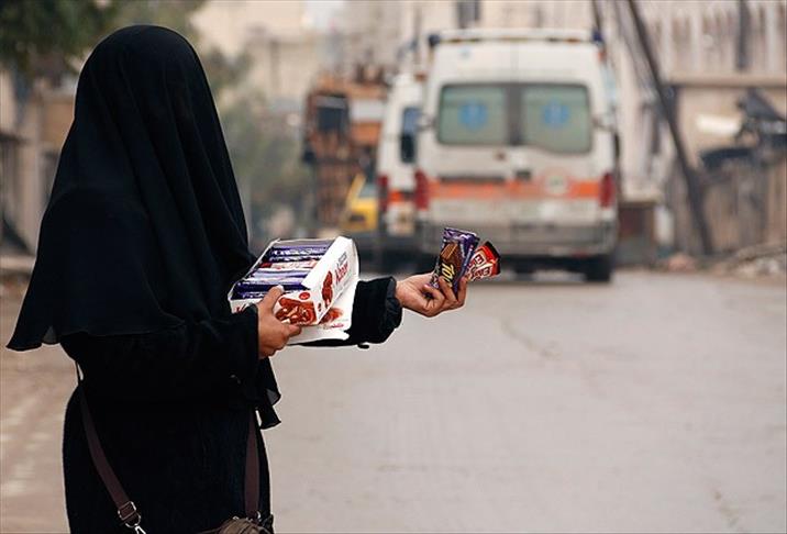 أرامل سوريات يعملن بائعات متجولات في شوارع حلب