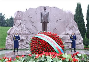 В Азербайджане почтили память Гейдара Алиева