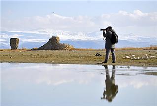 Van Gölü çekilince tarihi kalıntılar ortaya çıktı