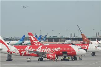 AirAsia plane search hit by strong winds, downpour