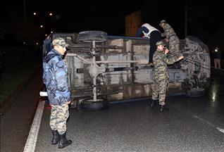 Aksaray'da askeri minibüs devrildi: 2 yaralı