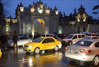 Dolmabahçe'de polis noktasına saldırı girişimi