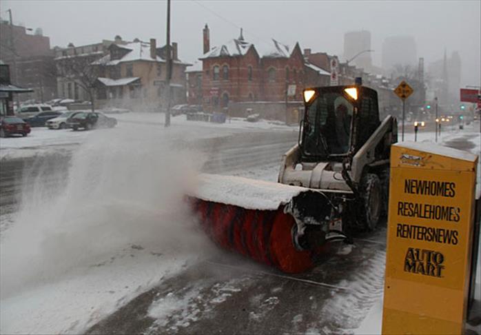 Сильная буря парализовала жизнь в Канаде