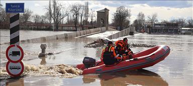 Taşkında mahsur kalanlar botlarla kurtarıldı