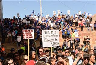 Avustralyalılar İslam karşıtı gösteriyi engelledi
