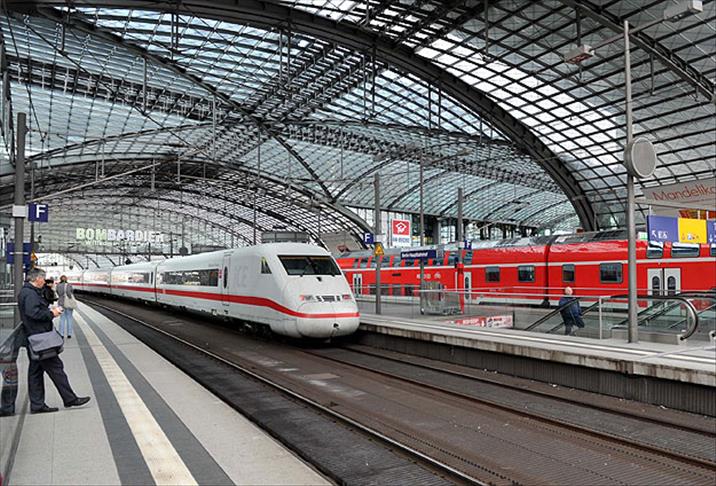 Almanya'da makinistlerin grevi milyonlarca yolcuyu etkiledi