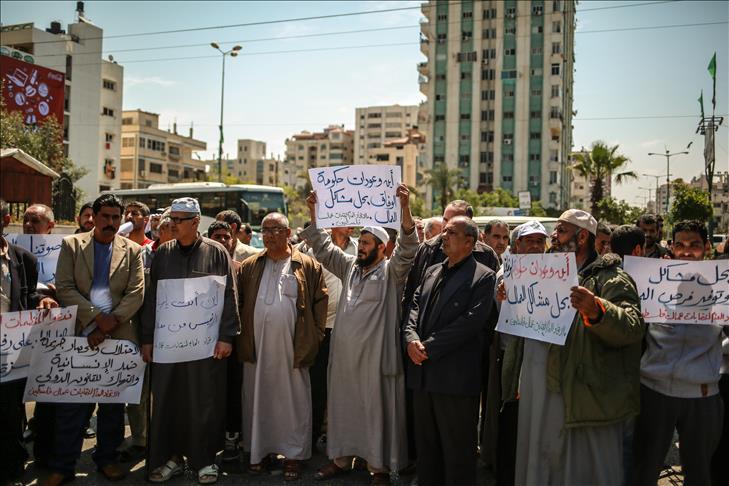 عمال في غزة يتظاهرون احتجاجا على تفاقم أزمة البطالة