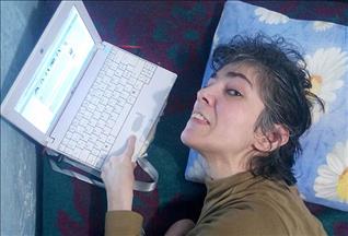 Kullanabildiği tek parmağıyla senaryo yazdı