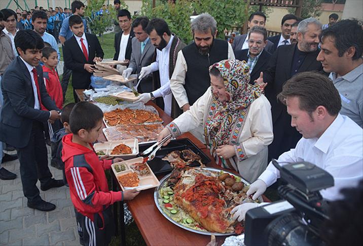 Afgan bakanlarından yetimlere yemek servisi