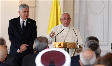 Pope urges Bosnian reconciliation