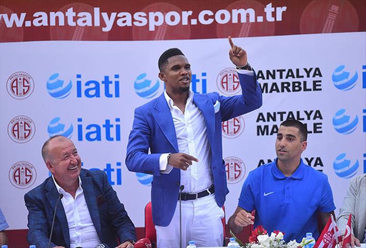 Eto'o taraftarın önünde sözleşme imzaladı