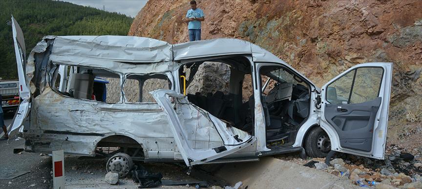 Midibüs duvara çarptı: 9 ölü