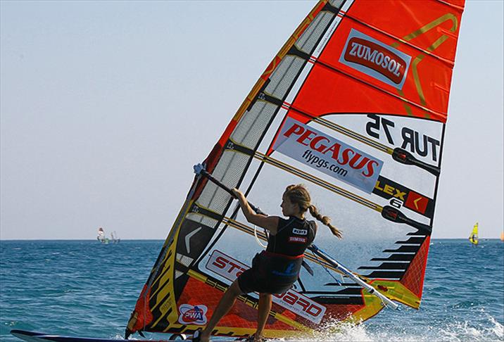 Milli sörfçü Çağla Kubat ilk 3'ü hedefliyor