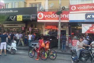 Kızgın müşteri dükkana otomobiliyle girdi