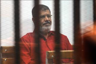 مرسي يلمح إلى "محاولة تسميمه" داخل السجن ونجله يحذر من المساس بحياته