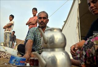 Zor şartlarda ekmek parası kazanmaya çalışıyorlar