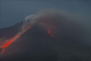 Активные вулканы в Индонезии продолжают парализовать жизнь