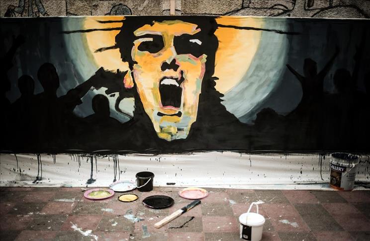 فنانون يرسمون "جدارية" في غزة تعبّر عن "معاناة الشباب"