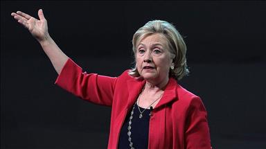 Clinton apologizes for using private email