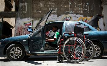 فلسطيني مبتور الساقين يعمل سائق أجرة في غزة
