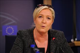 Réfugiés: L'UE devrait coopérer avec les régimes syrien et égyptien (Le Pen)
